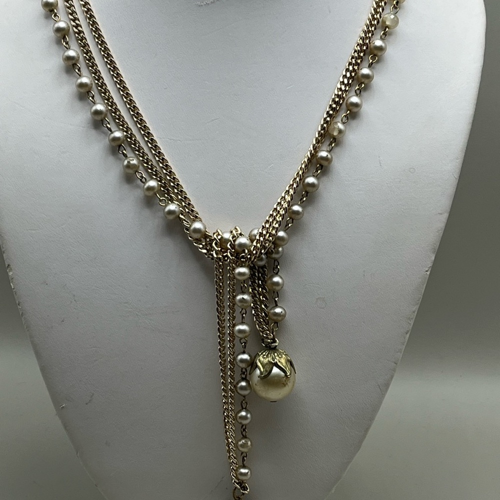 Elegant Gold and Pearl Lariat Necklace - Picture 2 of 3